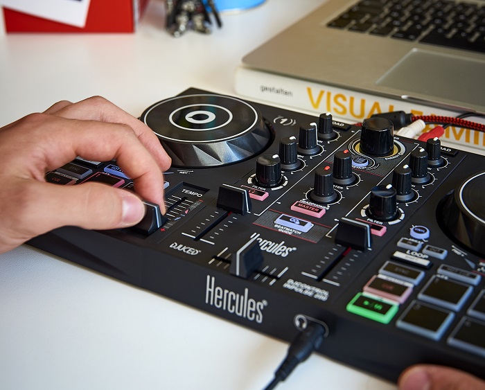 Review Hercules DJControl Inpulse 200 leert jou DJ'en! DJBlog.nl