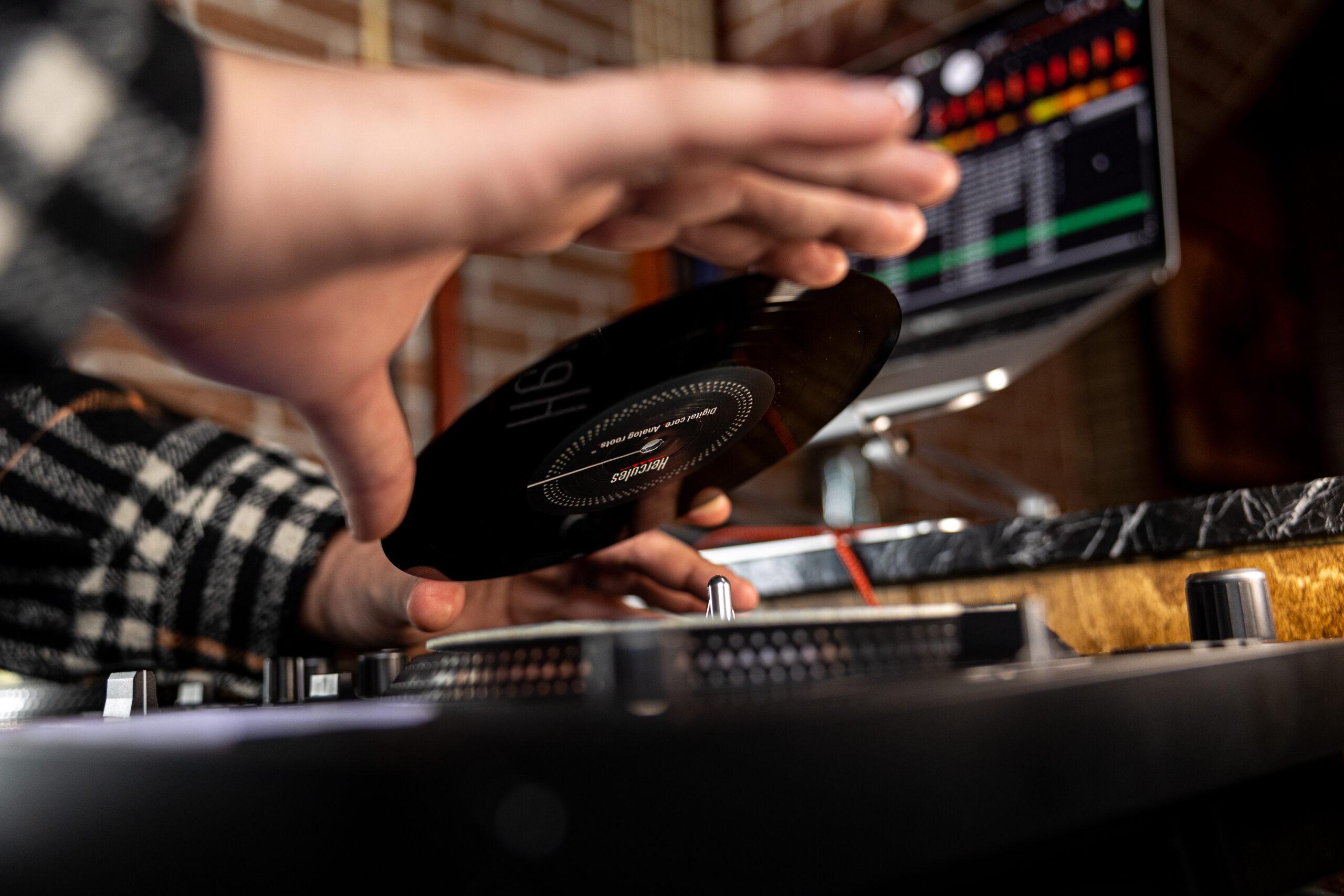 EXPERIENCE THE SENSATION OF TURNTABLES
